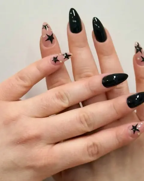 Siyah kalıcı oje ve yıldız desenli nail art