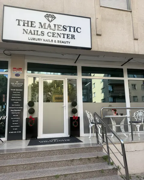 The Majestic Nails Center'ın Kazımdirik'teki dükkân cephesi, tabelası ve giriş merdiveni